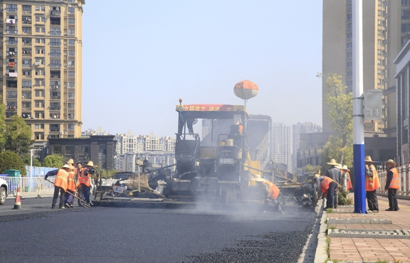 2020年3月20日上午，宜春市高士北路路面改造工程快速推進，施工現場一片繁忙景象